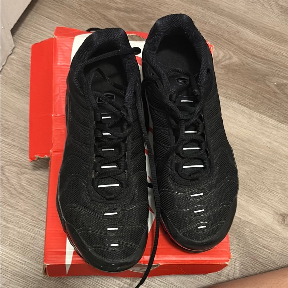 Nike Black Sneakers Sleek Design Comfortable Sole